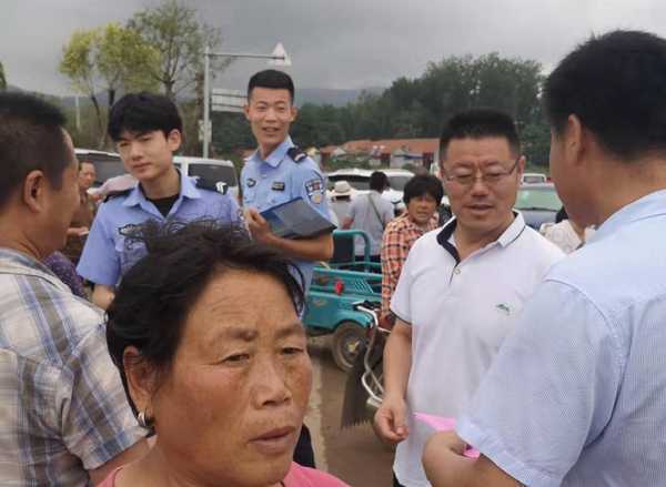 集市闹区来宣传 扫黑除恶壮声势(图1) 集市闹区来宣传 扫黑除恶壮声势(图1)
