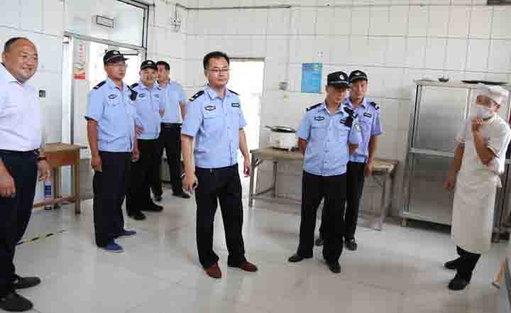 开设“护学岗” 为师生筑起安全防线(图1)