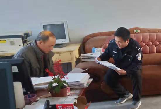 蒙山高铁警务人员到东家庄完小宣传安全知识(图1)