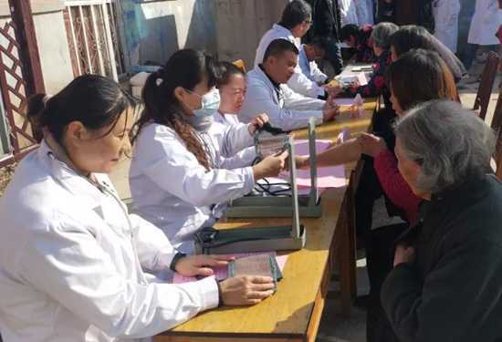临沂卫生学校在泉庄镇开展义诊活动(图1)