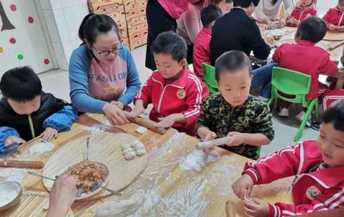 【山东速报】“迎冬至 包饺子”亲子乐(图1) 【山东速报】“迎冬至 包饺子”亲子乐(图1)