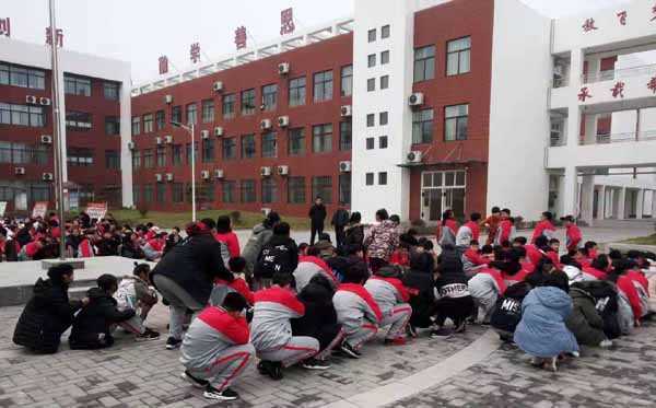 举行逃生演练 打造平安校园(图1) 举行逃生演练 打造平安校园(图1)