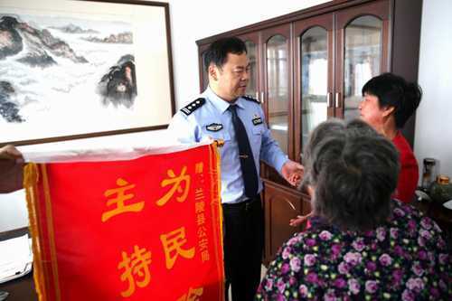 兰陵公安:利剑高悬斩黑恶 重拳出击保平安(图1) 兰陵公安:利剑高悬斩黑恶 重拳出击保平安(图1)