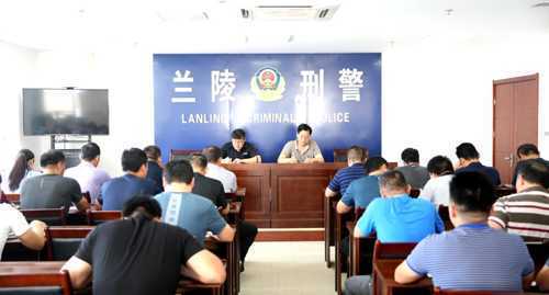 兰陵公安:利剑高悬斩黑恶 重拳出击保平安(图2) 兰陵公安:利剑高悬斩黑恶 重拳出击保平安(图2)