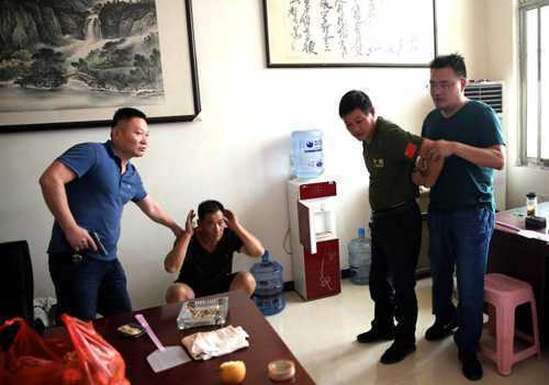 兰陵公安:利剑高悬斩黑恶 重拳出击保平安(图4) 兰陵公安:利剑高悬斩黑恶 重拳出击保平安(图4)