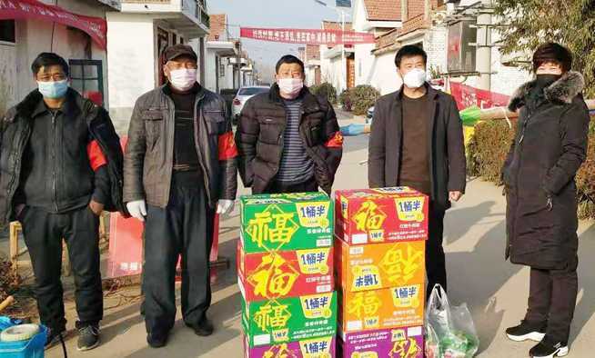 坚守驻村一线 守护百姓平安(图1)