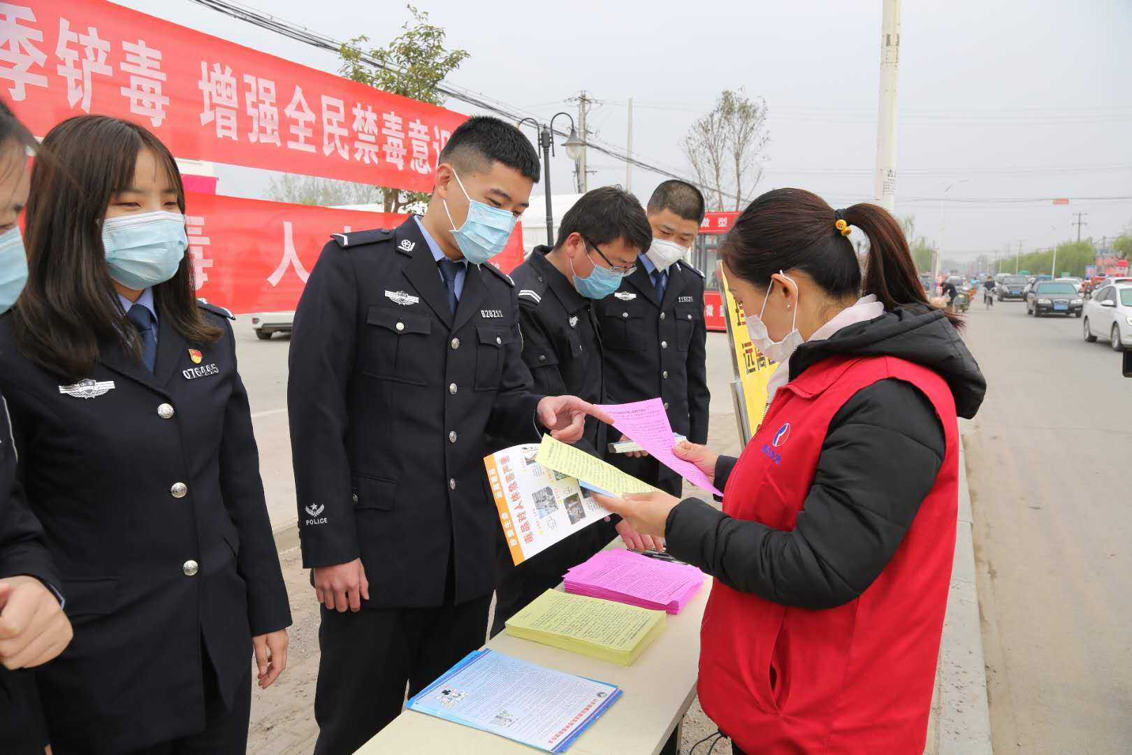 平邑警方多措并举开展“禁种铲毒”宣传工作(图1) 平邑警方多措并举开展“禁种铲毒”宣传工作(图1)