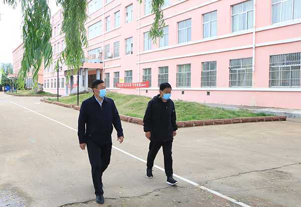 临涧镇全力做好中学九年级复学工作(图1) 临涧镇全力做好中学九年级复学工作(图1)