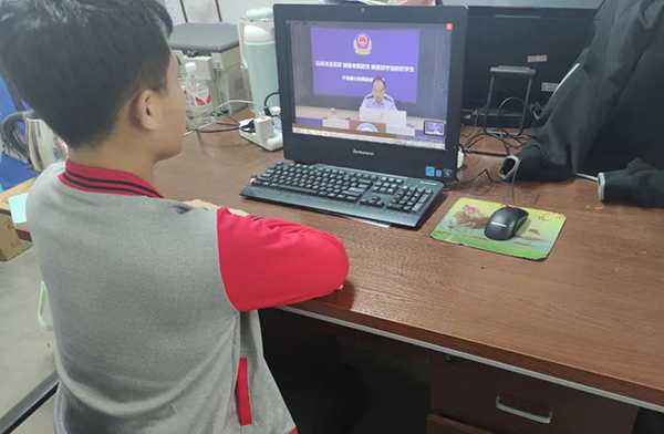 深入学校上好法制教育课(图3) 深入学校上好法制教育课(图3)