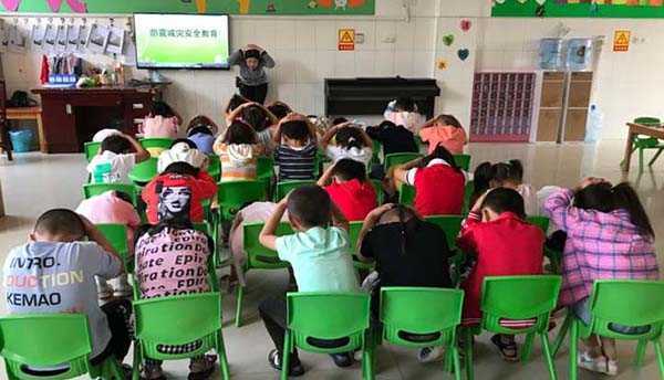 平邑街道中心园开展应急演练活动(图1) 平邑街道中心园开展应急演练活动(图1)