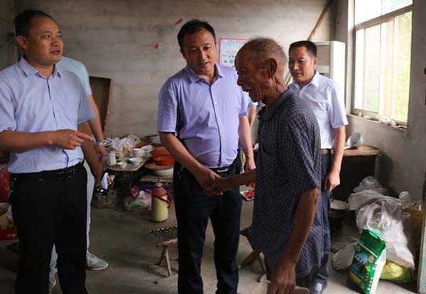 李光辉到第一书记村走访慰问老党员和困难群众(图1)