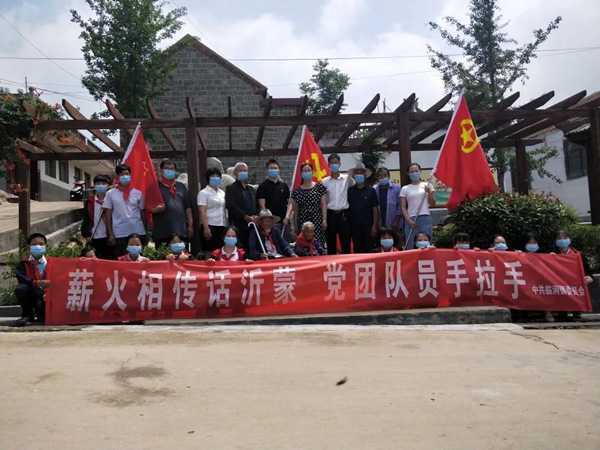 党团队员手拉手 沂蒙精神薪火传(图2) 党团队员手拉手 沂蒙精神薪火传(图2)