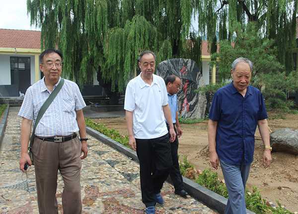 杜晓飞将一宗珍贵资料交给沂蒙老区罗圈峪村(图1)