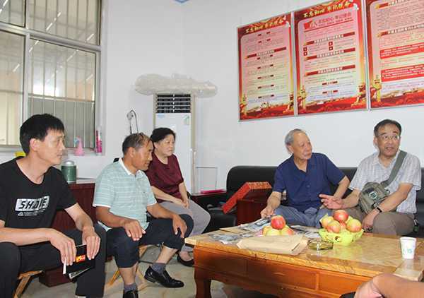 杜晓飞将一宗珍贵资料交给沂蒙老区罗圈峪村(图2) 杜晓飞将一宗珍贵资料交给沂蒙老区罗圈峪村(图2)
