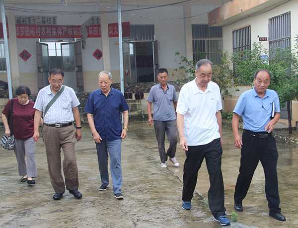 杜晓飞将一宗珍贵资料交给沂蒙老区罗圈峪村(图4) 杜晓飞将一宗珍贵资料交给沂蒙老区罗圈峪村(图4)