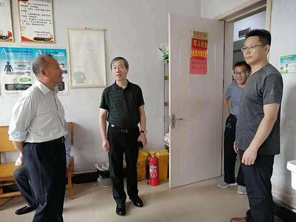 南京国家皮肤病研究所孙建方教授赴平邑指导(图2)