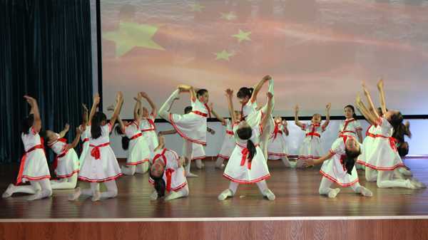 山东平邑:实验小学•兴蒙学校 隆重庆祝第36个(图2) 山东平邑:实验小学•兴蒙学校 隆重庆祝第36个(图2)