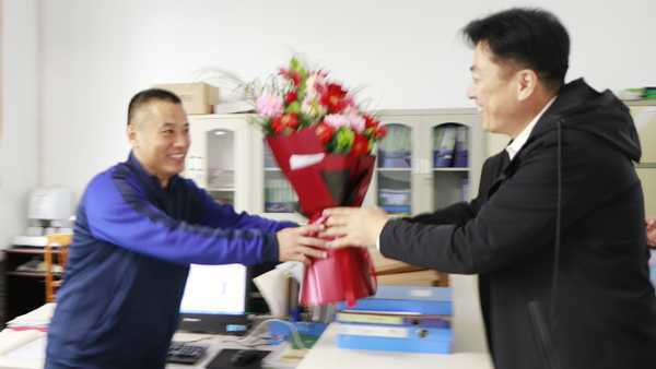 大爱暖心间,平邑县兴蒙学校为老师生日送祝福(图1) 大爱暖心间,平邑县兴蒙学校为老师生日送祝福(图1)