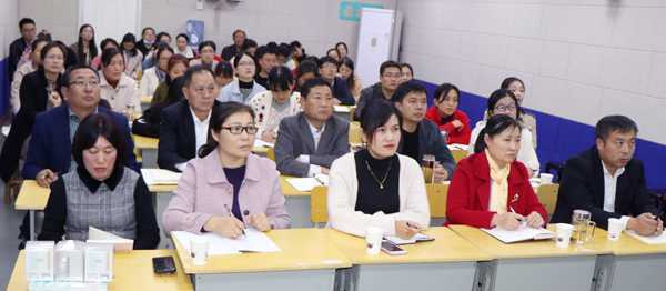 平邑县实验小学开展首届“紫藤树下”读书论坛(图2) 平邑县实验小学开展首届“紫藤树下”读书论坛(图2)