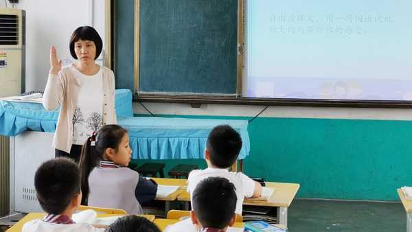 平邑县实验小学骨干引领走在路上(图1)
