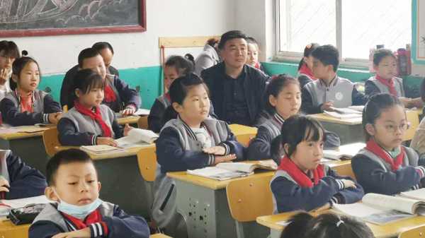 平邑县实验小学骨干引领走在路上(图3)