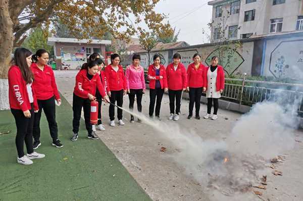 防火于未然 街道中心幼儿园灭火器使用培训(图1) 防火于未然 街道中心幼儿园灭火器使用培训(图1)