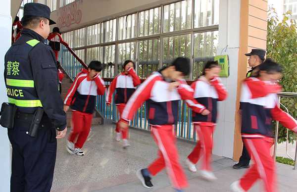 柏林镇初级中学举办消防安全疏散演练活动(图1) 柏林镇初级中学举办消防安全疏散演练活动(图1)