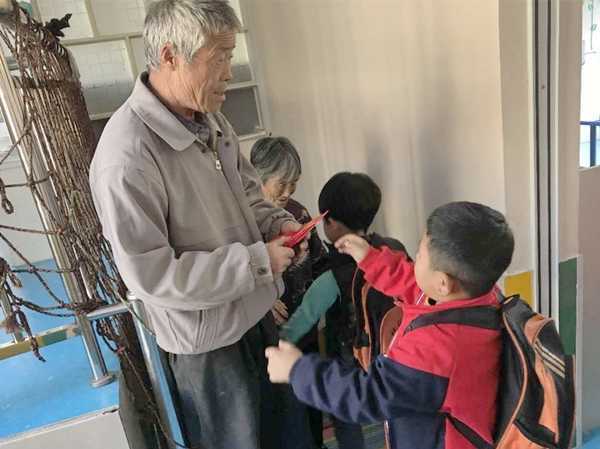 地方镇各学校开展重阳节尊老敬老主题活动(图2) 地方镇各学校开展重阳节尊老敬老主题活动(图2)