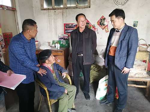 为老战士送上节日祝福(图1)