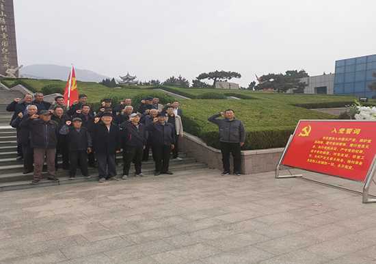 沙庄:开展"不忘初心缅怀先烈”主题党日活动(图2) 沙庄:开展"不忘初心缅怀先烈”主题党日活动(图2)