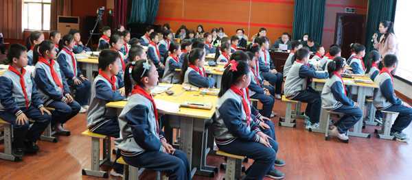 临沂市小学语文优质课评比活动在兴蒙学校举行(图1) 临沂市小学语文优质课评比活动在兴蒙学校举行(图1)