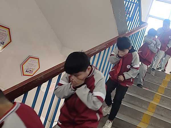 地方镇中心校组织开展消防安全主题教育活动(图2) 地方镇中心校组织开展消防安全主题教育活动(图2)