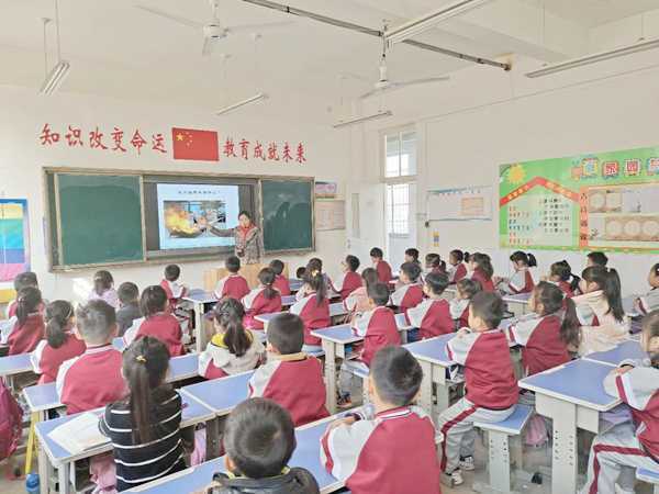 地方镇中心校组织开展消防安全主题教育活动(图3) 地方镇中心校组织开展消防安全主题教育活动(图3)