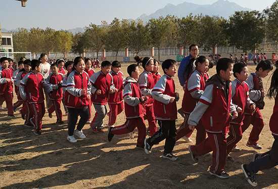 苏城小学举行冬季长跑启动仪式(图1) 苏城小学举行冬季长跑启动仪式(图1)