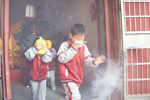 地方镇中心校召开安全观摩暨总结表彰大会(图1) 地方镇中心校召开安全观摩暨总结表彰大会(图1)