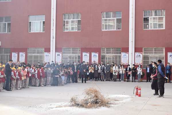 地方镇中心校召开安全观摩暨总结表彰大会(图2) 地方镇中心校召开安全观摩暨总结表彰大会(图2)