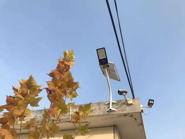 省派第一书记为利渊完小安装爱心路灯(图2) 省派第一书记为利渊完小安装爱心路灯(图2)
