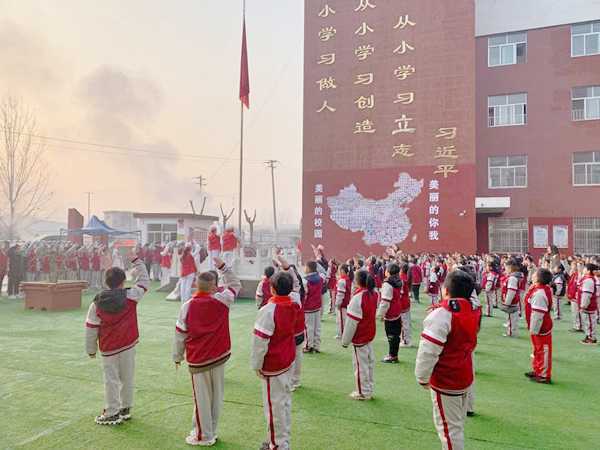 地方镇中心校举行“争当好少年”主题升旗仪式(图1)
