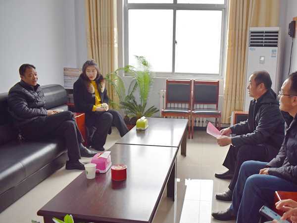 地方镇政府到地方镇中心校调研学校安全工作(图1) 地方镇政府到地方镇中心校调研学校安全工作(图1)