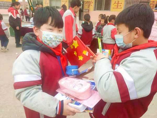 地方镇中心小学积分币兑出大爱心(图1) 地方镇中心小学积分币兑出大爱心(图1)