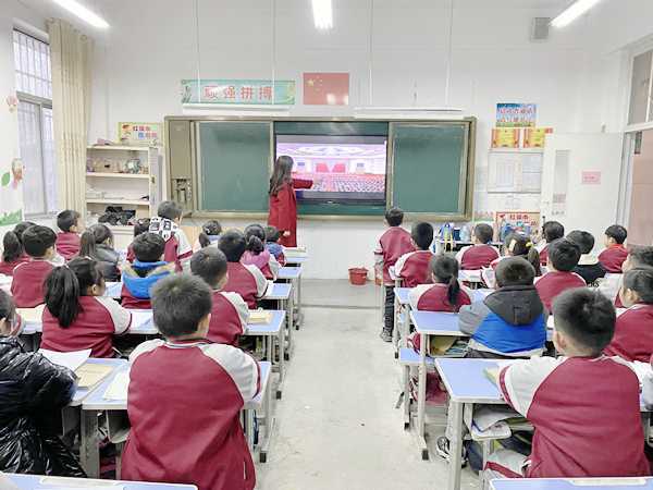地方镇中心校组织开展“宪法日” 系列活动(图1) 地方镇中心校组织开展“宪法日” 系列活动(图1)