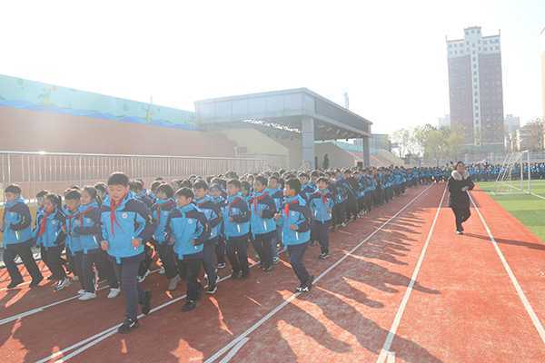 平邑县第二实验小学举行冬季长跑启动仪式(图1)
