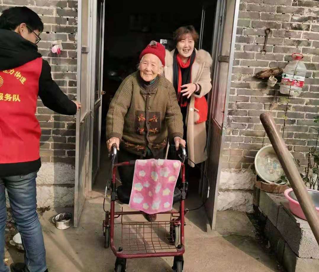 【新时代文明实践】关爱百岁老人 清理社区卫生--平邑街道张庄社区开展新时代文明实践系列活动