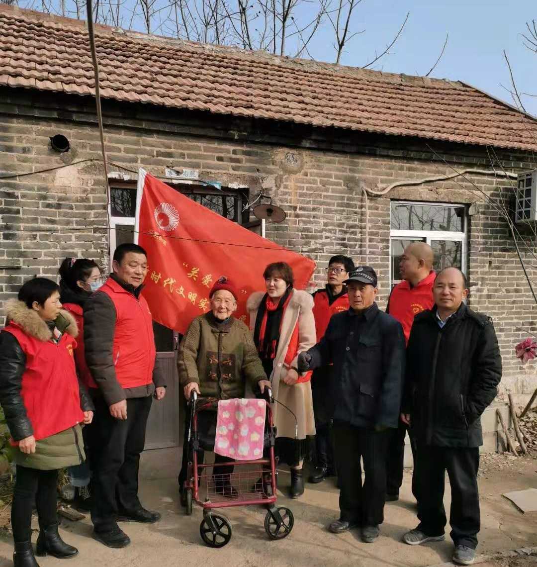 【新时代文明实践】关爱百岁老人 清理社区卫生--平邑街道张庄社区开展新时代文明实践系列活动