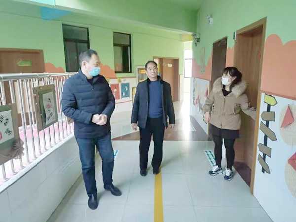 平邑县教体局到地方幼儿园督查疫情防控(图1)