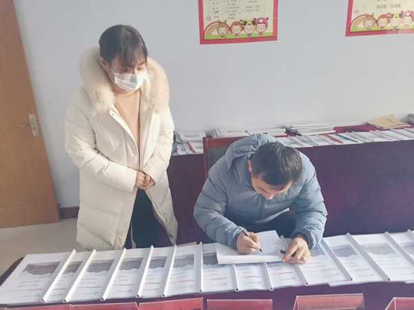 平邑县教体局到地方幼儿园督查疫情防控(图2)