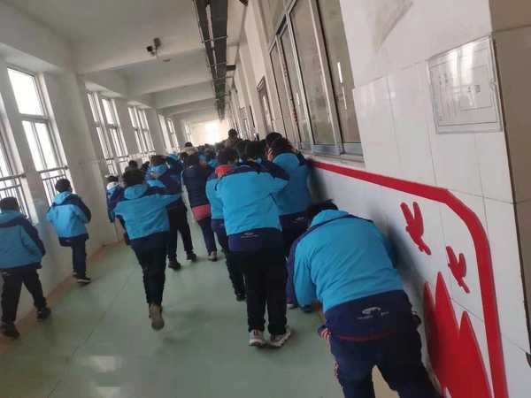 平邑县第四实验小学开展防震紧急疏散演练(图1) 平邑县第四实验小学开展防震紧急疏散演练(图1)