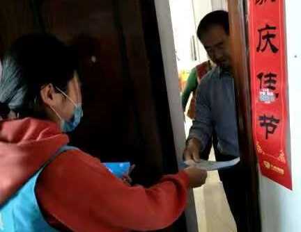 平邑街道网格员做村民的“贴身管家”(图1) 平邑街道网格员做村民的“贴身管家”(图1)