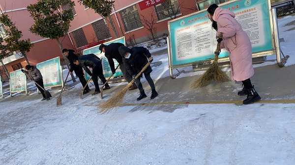 除雪进行时 温情暖校园(图1) 除雪进行时 温情暖校园(图1)