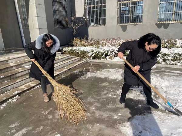 除雪进行时 温情暖校园(图2) 除雪进行时 温情暖校园(图2)